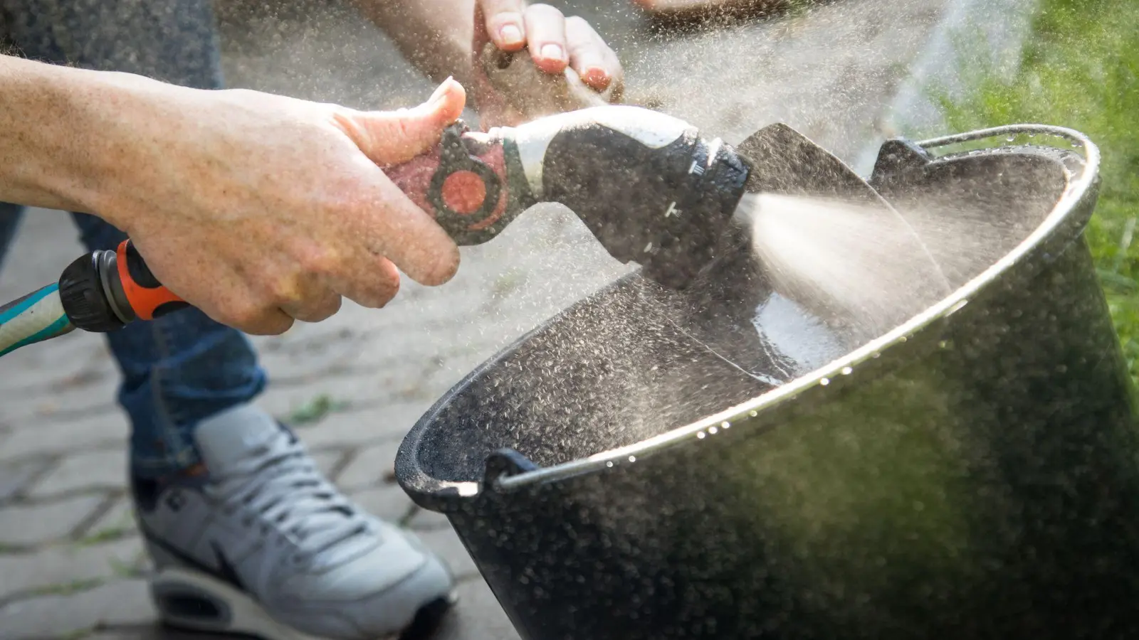 Grobe Verschmutzungen auf Gartenwerkzeugen lassen sich meist schon mit einem Wasserstrahl beseitigen. (Foto: Christin Klose/dpa-tmn)