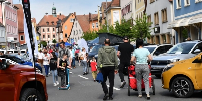 Das Frühlingsfest in Neustadt an der Aisch lockt mit einem bunten Programm. Da ist Spaß für Klein und Groß garantiert.  (Foto: Gudrun Schwarz-Köhler)