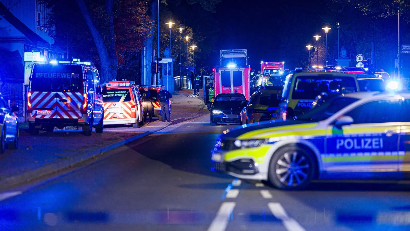 Nach dem Auto-Angriff auf eine Menschengruppe waren Polizei, Feuerwehr und Rettungsdienst im Einsatz. (Foto: Moritz Frankenberg/dpa)