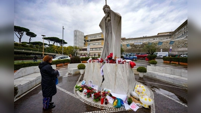 Papst Franziskus liegt seit Mitte des Monats im Gemelli-Krankenhaus, wo ein Denkmal an seinen Vorvorgänger Johannes Paul II. erinnert.  (Foto: Andrew Medichini/AP/dpa)