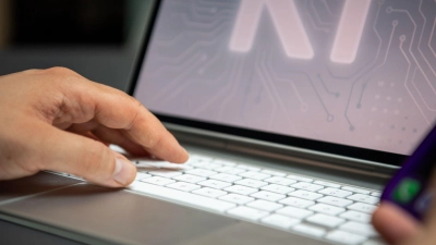 Künstliche Intelligenz gehört für viele Beschäftigte zum Alltag - sollte aber nur in enger Absprache mit dem Arbeitgeber genutzt werden. (Foto: Nico Tapia/dpa-tmn)