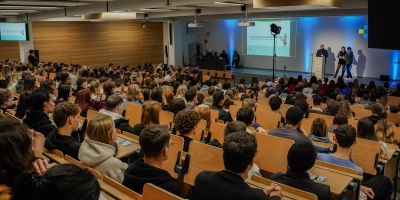 In diesem Jahr wurden die Erstsemesterstudierenden erstmals in den neuen Räumlichkeiten der Hochschule im Brücken-Center begrüßt.  (Foto: Celine Schneider)