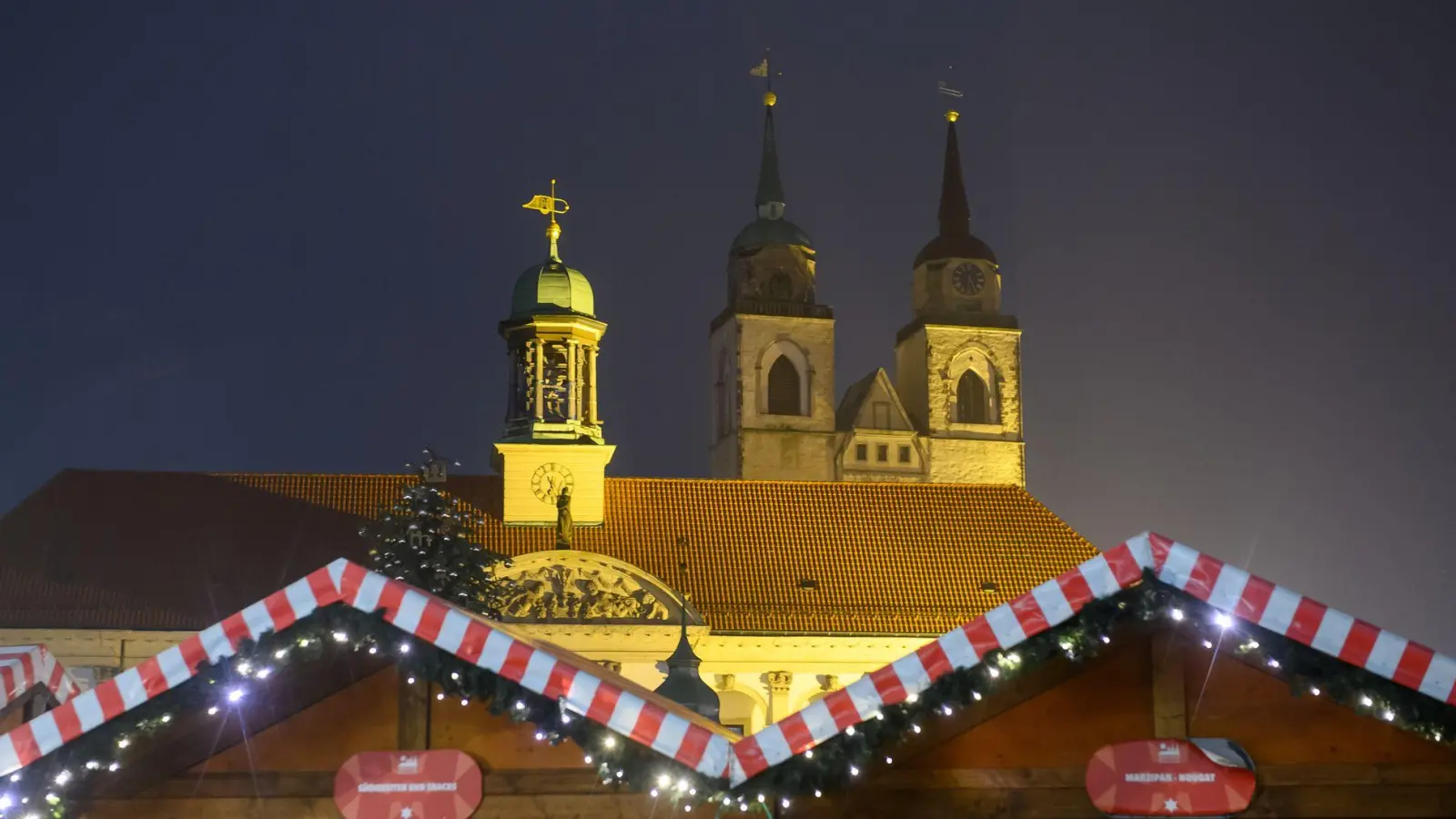 Schon seit Ende Oktober stehen die ersten Buden auf dem Alten Markt vor dem Magdeburger Rathaus. (Foto: Klaus-Dietmar Gabbert/dpa)
