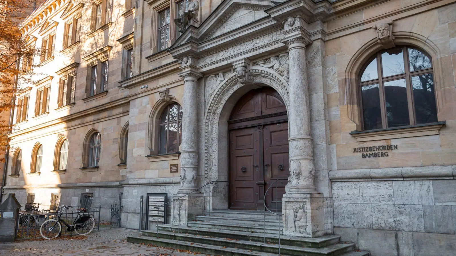 Das Oberlandesgericht Bamberg prüft derzeit die mögliche Verlängerung des Haftbefehls gegen einen Mordverdächtigen aus Oberfranken. (Foto: Daniel Vogl/dpa)