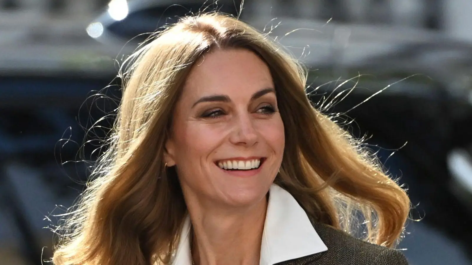 Kate zeigte sich erstmals in der Öffentlichkeit mit blonden Haaren. (Foto: Eddie Mulholland/Pool Daily Telegraph/AP/dpa)