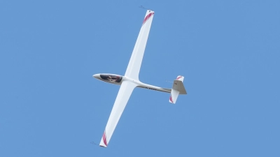 Ein Pilot musste mit seinem Segelflieger früher landen als gedacht - und wurde dabei schwer verletzt. (Symbolbild) (Foto: Bodo Schackow/dpa)