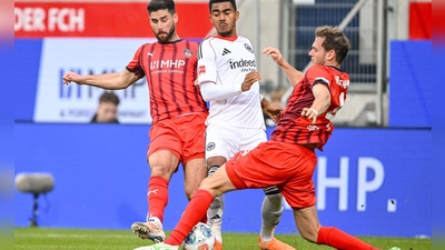 Die Heidenheimer Defensive um Tim Siersleben hatte viel zu tun. (Foto: Harry Langer/dpa)