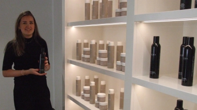 Die Verpackung ihrer Produkte hat Friseurmeisterin Laura Leyh auf das Einrichtungskonzept ihres Salons in Dinkelsbühl abgestimmt. (Foto: Jasmin Kiendl)