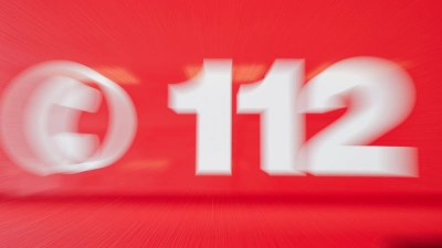 Obwohl die Feuerwehr die Frau bergen konnte, starb sie noch am Unfallort. (Symbolbild) (Foto: Uwe Anspach/dpa)
