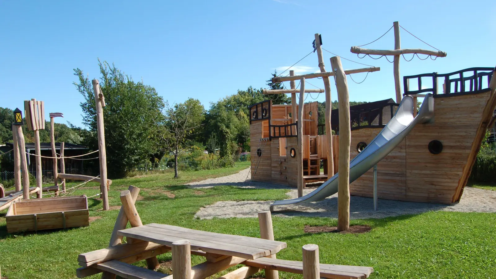 Das große Piratenschiff am Wasserspielplatz in Münchsteinach ist nicht zu übersehen. Im Becken daneben kann geplanscht werden. (Archivbild: Christa Frühwald )