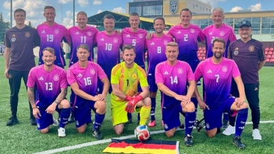Die Bürgermeister-Nationalmannschaft, mit Aurachs Simon Göttfert (vordere Reihe, links), setzte in Litauen ein Zeichen: weniger sportlich, als vermehrt abseits des Platzes. (Foto: DFNB Presse)