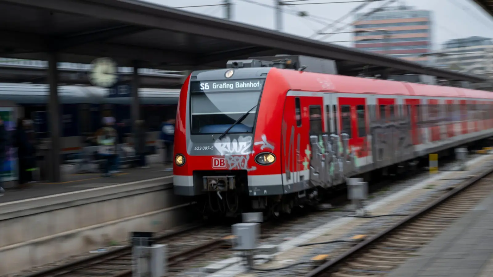 Am Münchner Ostbahnhof gibt es eine Verkehrsstörung. (Archivbild) (Foto: Peter Kneffel/dpa)