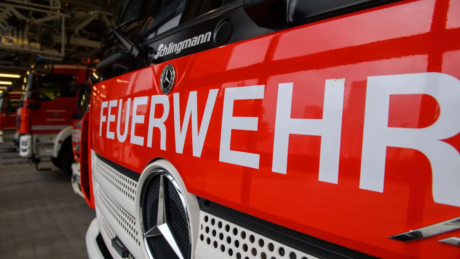 Feuerwehrkräfte saugten das Wasser aus dem Labor ab. (Symbolbild) (Foto: Klaus-Dietmar Gabbert/dpa)
