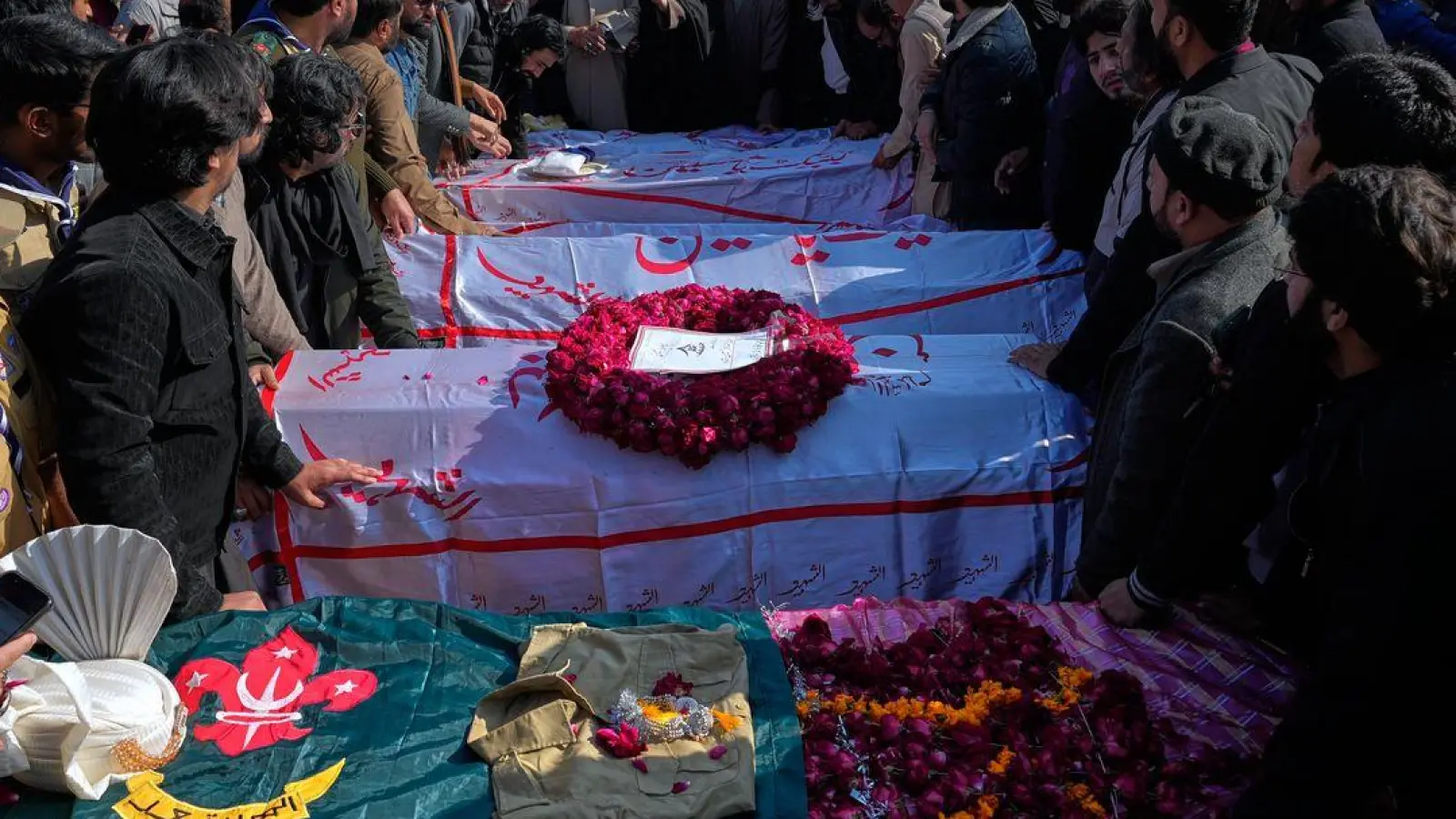 Nach Angaben aus Pakistan wurde der tödliche Anschlag im Nachbarland Afghanistan geplant. Der IS hatte die Tat für sich reklamiert.  (Foto: Anjum Naveed/AP/dpa)