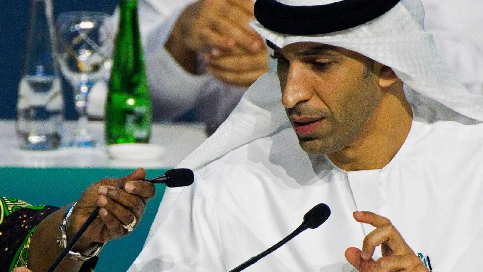 Der emiratische Staatsminister für Außenhandel, Thani bin Ahmed al-Zeyoudi, sitzt neben der Generaldirektorin der Welthandelsorganisation, Ngozi Okonjo-Iweala, beim 13. Ministertreffen der Welthandelsorganisation. (Foto: Jon Gambrell/AP/dpa)