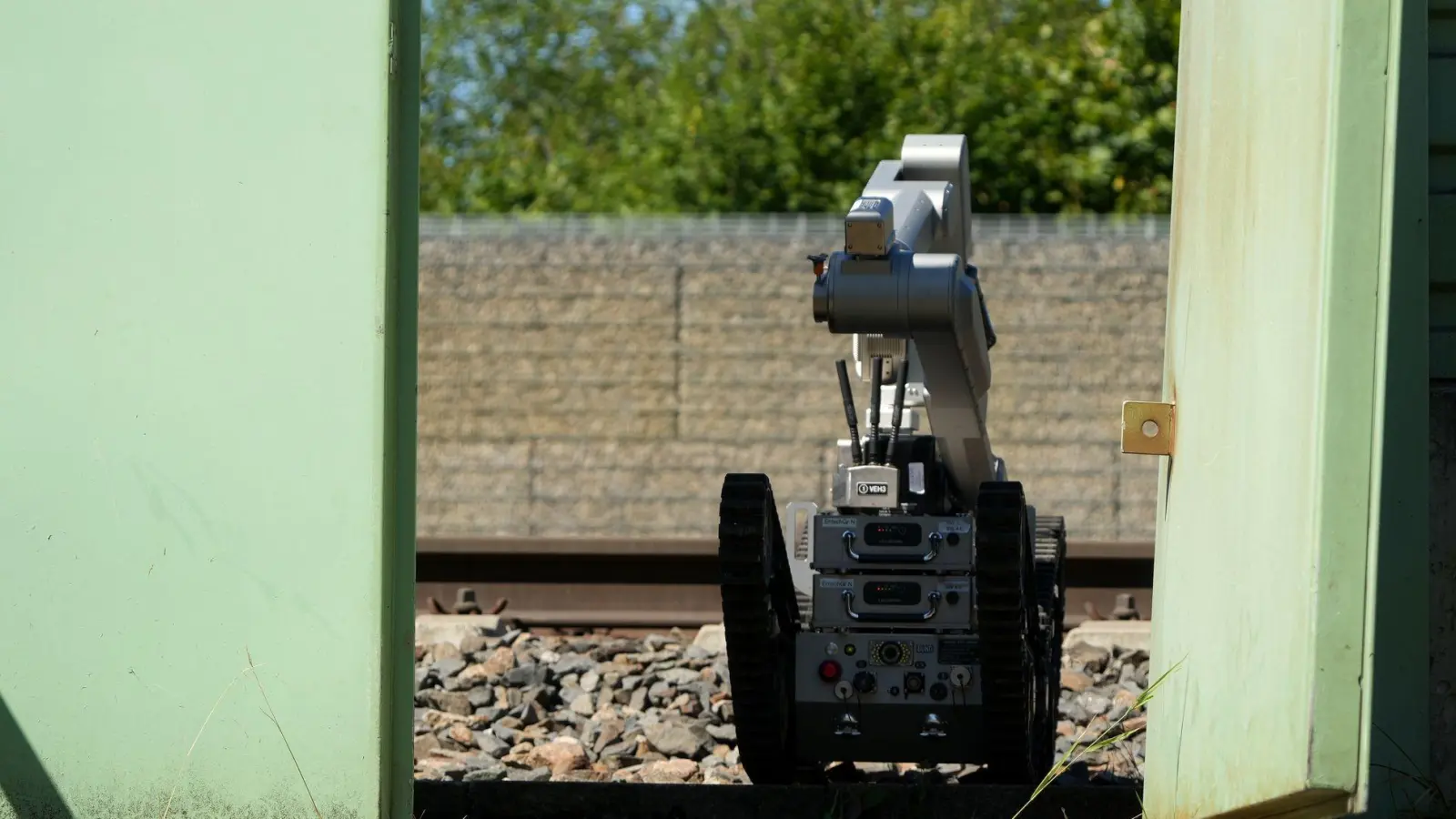 Am Bahnhof Treuchtlingen lief ein größerer Polizeieinsatz. Dieser Roboter war dabei. (Foto: Felix Kirberg/dpa)