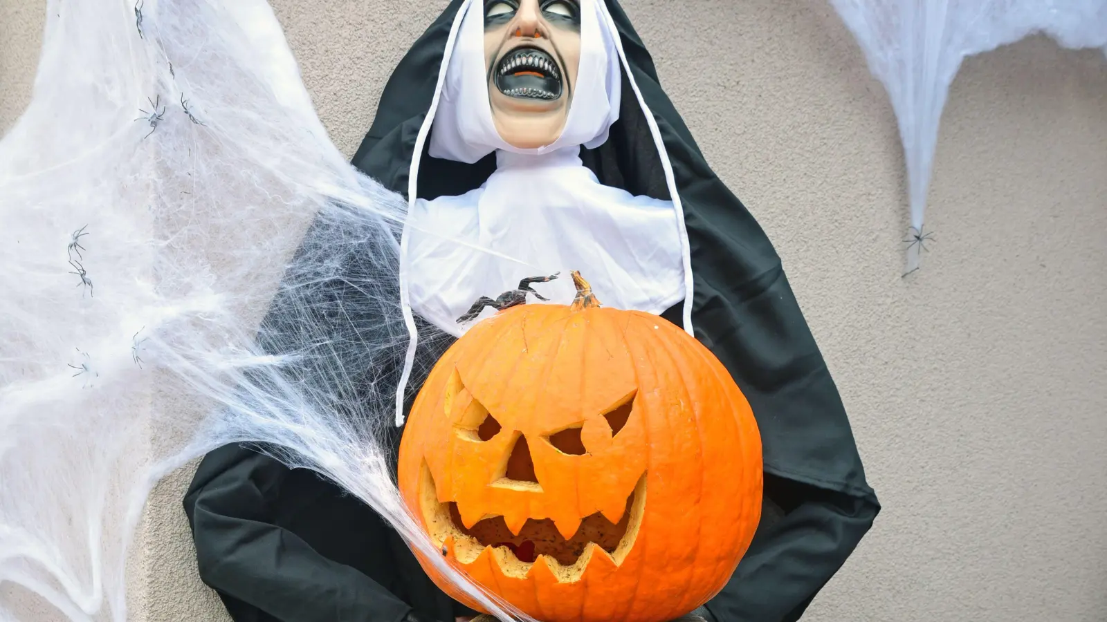 Kleine Details und große Aufreger gibt es im Garten und an der Fassade von Christa und Steve Miller in Höfstetten bei Ansbach zu sehen. Halloween-Grusel vom Feinsten. (Foto: Irmeli Pohl)