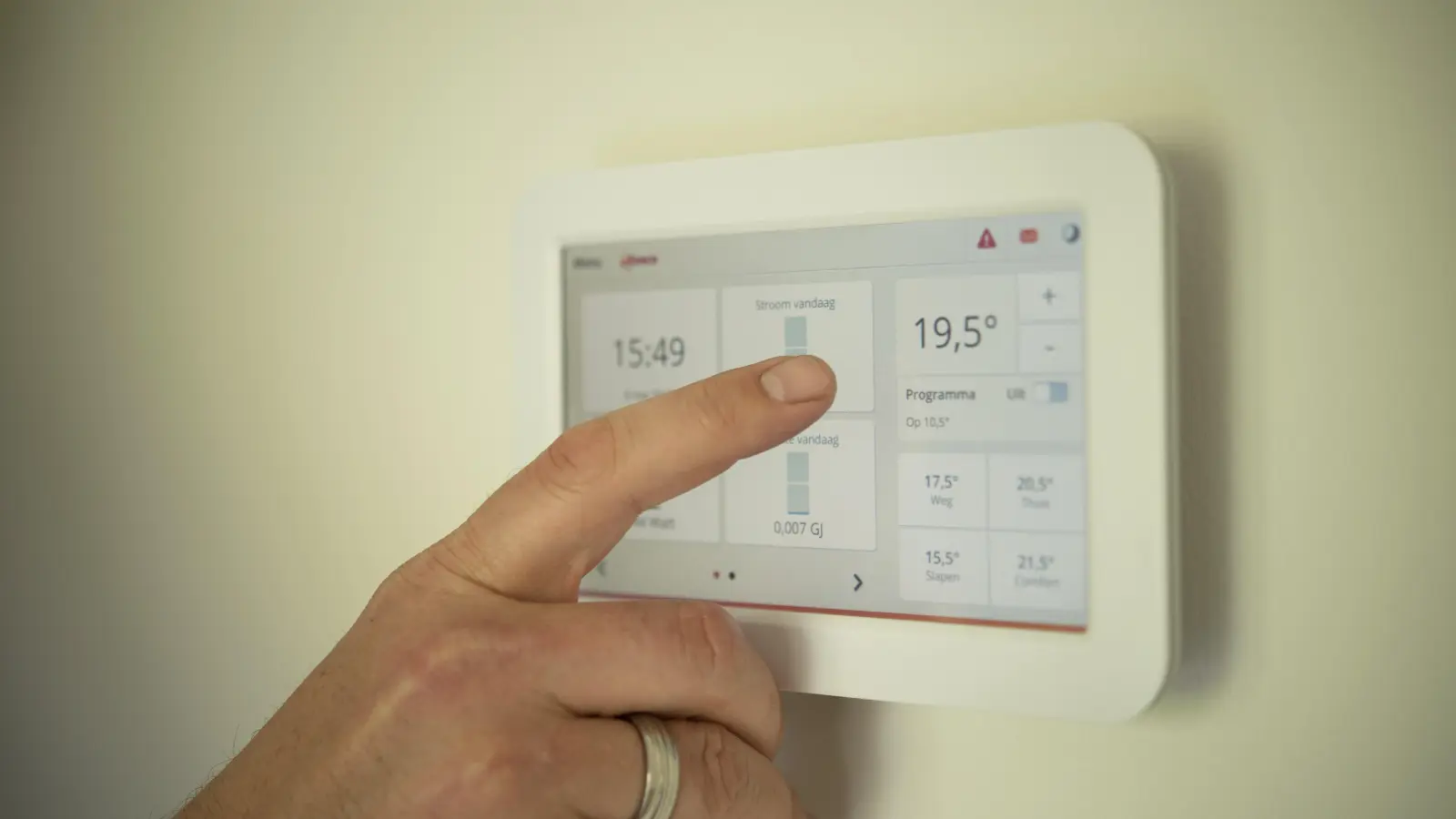 Von der Beleuchtung bis zur Heizung lassen sich mit Smart-Home-Modulen sämtliche Funktionen im Zuhause oder Unternehmen bequem steuern und programmieren.  (Foto: Pixabay)