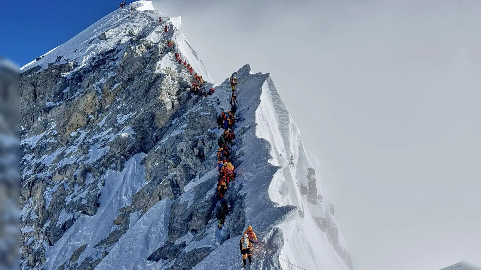 Der Gipfel des Everest zieht Bergsteiger aus aller Welt magisch an - trotz zahlreicher Gefahren. (Foto: Kunga Sherpa/AP/dpa)