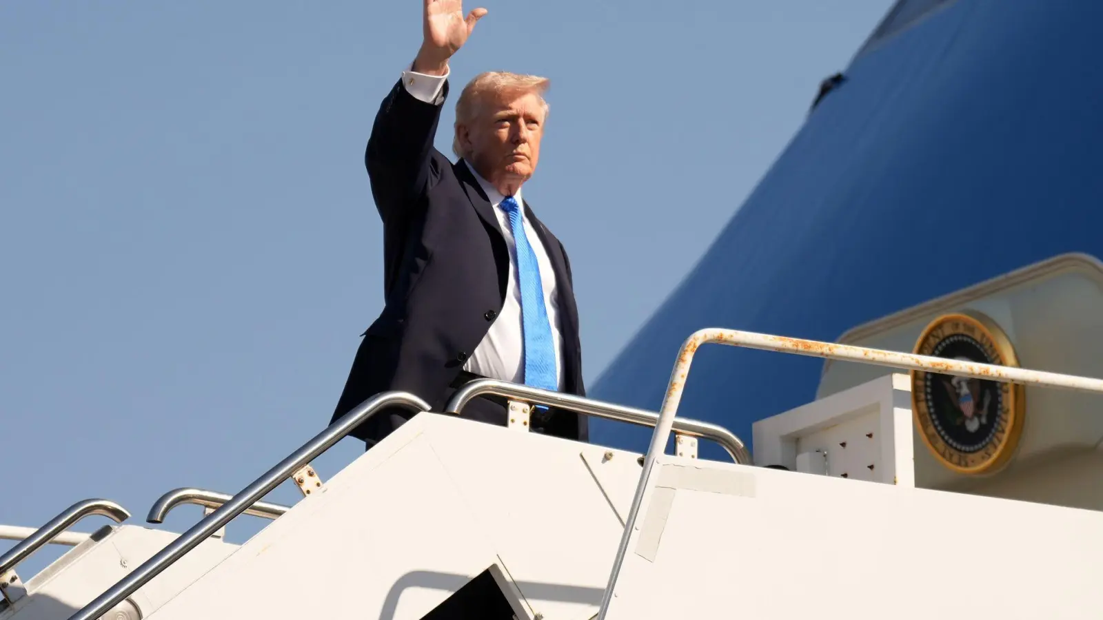Trump nutzt den Flughafen regelmäßig für Flüge zu seinem Anwesen Mar-a-Lago. (Archivbild) (Foto: Mark Schiefelbein/AP/dpa)