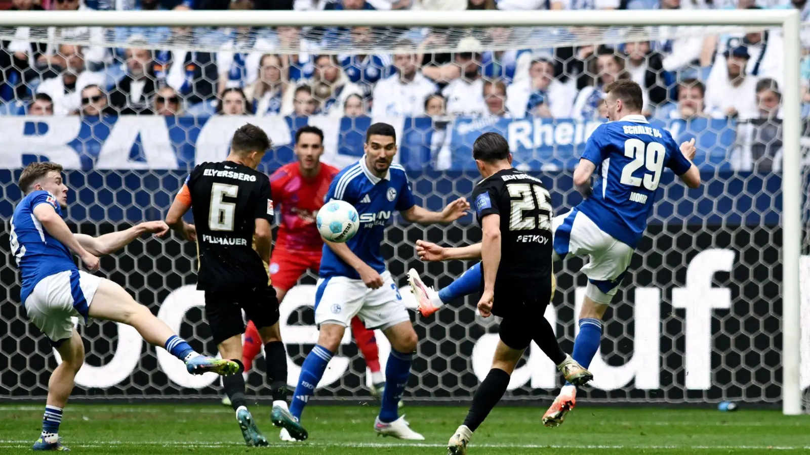 Lukas Petkov bringt Elversberg sehenswert in Führung. (Foto: Bernd Thissen/dpa)