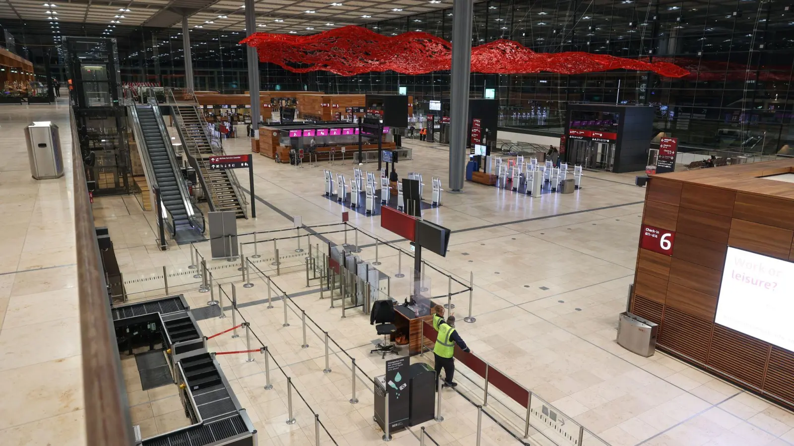 Blick in ein nahezu menschenleeres Terminal am Flughafen BER. (Foto: Jörg Carstensen/dpa)