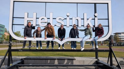 Vier angehende Kinderpflegerinnen und ein Kinderpfleger waren zusammen mit den Lehrkräften Patrick Wiesinger (links) und Ann-Kathrin Gundermann (rechts) in Helsinki. (Foto: Matthias Walter)