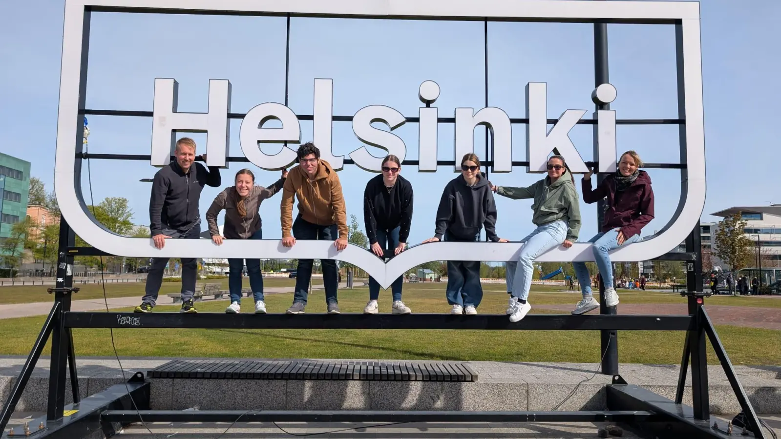 Vier angehende Kinderpflegerinnen und ein Kinderpfleger waren zusammen mit den Lehrkräften Patrick Wiesinger (links) und Ann-Kathrin Gundermann (rechts) in Helsinki. (Foto: Matthias Walter)