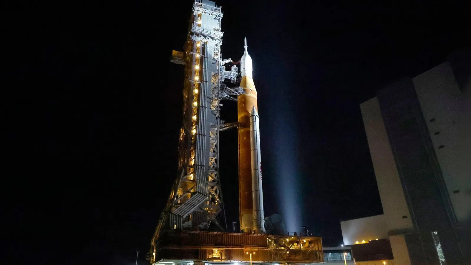 Das Raketensystem für die bemannte Mondmission „Artemis 2“ ist zurück auf dem Startplatz.  (Foto: Terry Renna/FR60642 AP/AP/dpa)