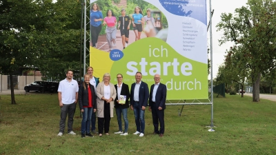 Freuen sich auf die 26. Orientierungsmesse (von links): Martin Nägelein (Vereinigte Papierwarenfabriken), Sabine Beyer (Rehau), Matthias Lindemeyer (Vereinigte Papierwarenfabriken), Gabriela Gottwald (Bauakademie), Hedwig Schlund (Zweckverband Interfranken), Herbert Lindörfer (3. Bürgermeister) und Thomas Merkel (Wirtschaftsförderung). (Foto: Antonia Müller)