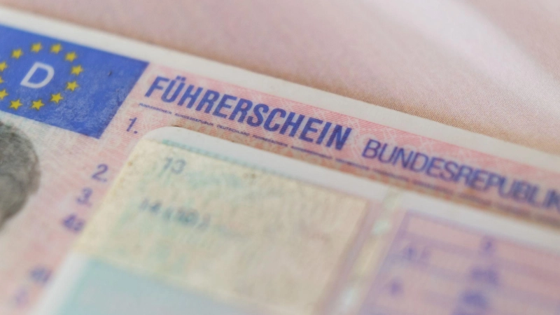 „Da isser ja“: Ein Mann findet seinen verloren geglaubten Führerschein wieder und bekommt später Probleme. (Foto: Ole Spata/dpa)