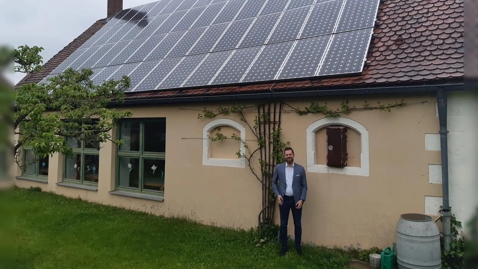 Pfarrer Simeon Prechtel am alten Gemeindehaus in Wittelshofen, das mit Mitteln aus der Förderinitiative „Innen statt Außen“ saniert werden soll.  (Foto: Albert Schülein)