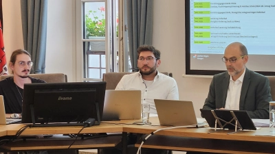 Sieht keine Zukunft in einer Doppelfunktion von Dietrich Negrea (links) als Leiter der städtischen Finanzverwaltung und Chef des Kommunalunternehmens: Bürgermeister Markus Liebich. (Foto: Wolfgang Grebenhof)