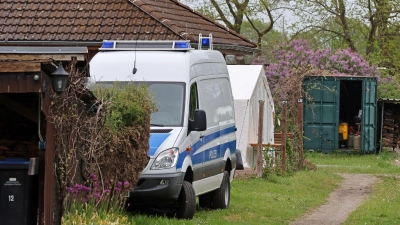 Auch am Mittwoch hatten die Ermittler noch einmal auf dem Grundstück nach dem Gold gesucht.  (Foto: Bernd Wüstneck/dpa)