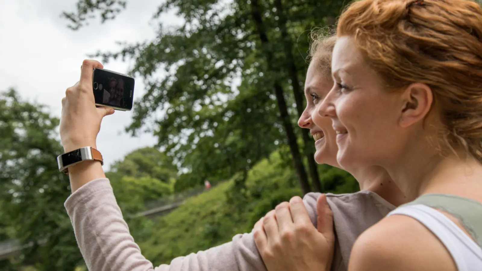 Ein schnelles Selfie zu verschicken, verbraucht zwar Datenvolumen. Aber viele Mobilfunktarife bieten deutlich mehr Daten, als der durchschnittliche Nutzer benötigt. (Foto: Christin Klose/dpa-tmn)