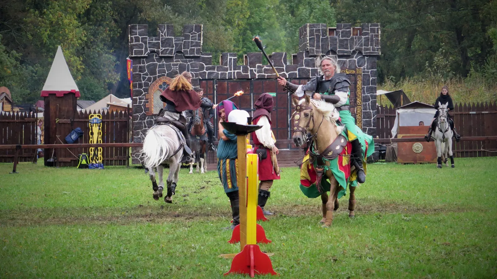 Die Ritter trotzen dem Regen: Beim Mittelalterspektakel in Feuchtwangen ging es hoch zu Ross heiß her. (Foto: Alexander Schäffer)