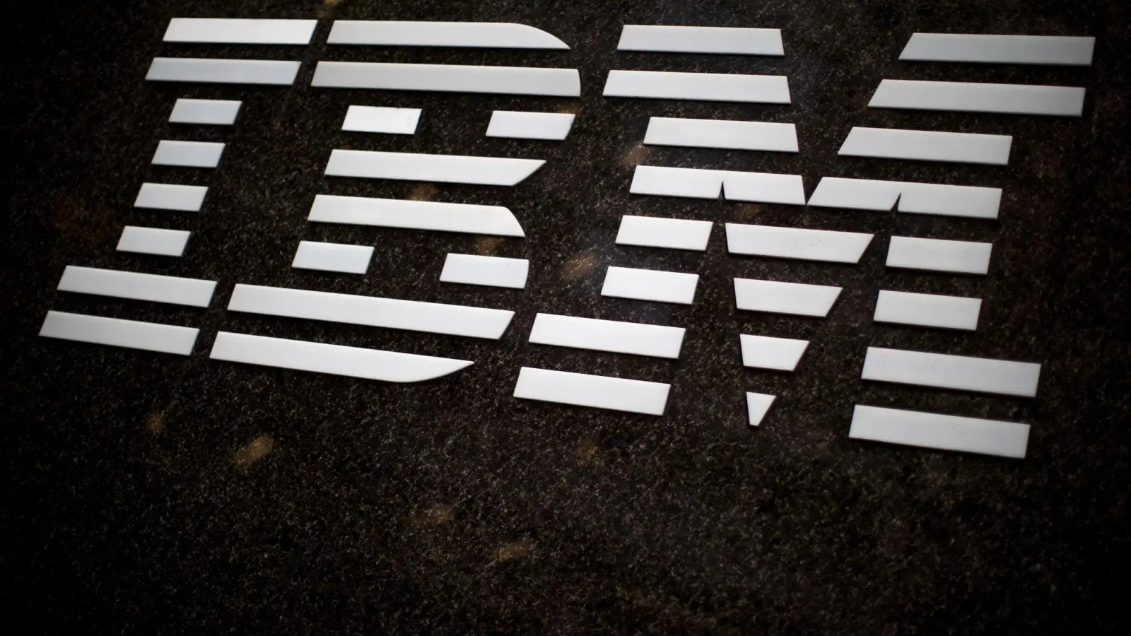 IBM hat für seine Studie in Deutschland Fälle bei 45 Unternehmen analysiert. (Foto: Mary Altaffer/AP/dpa)