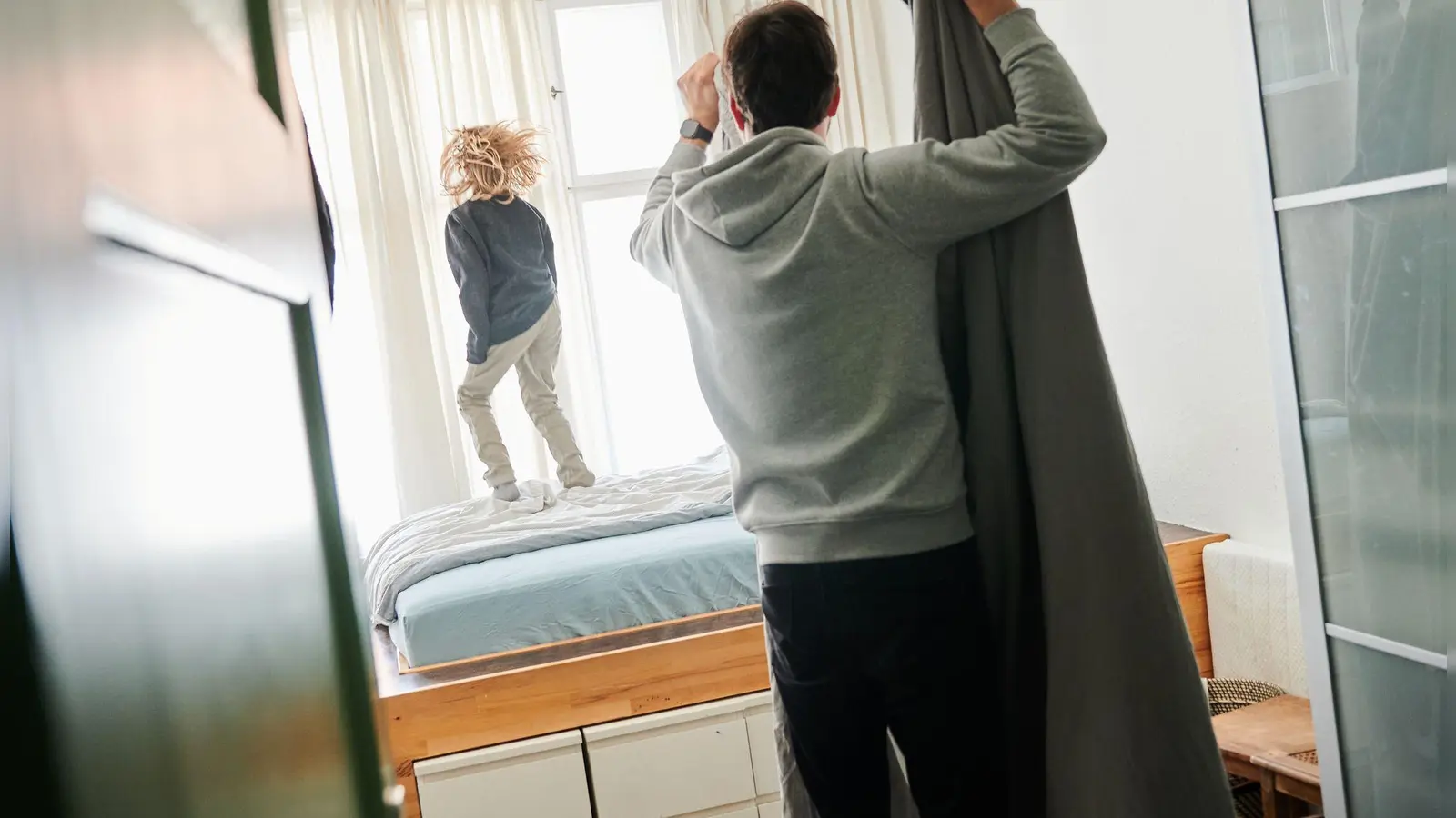 Teilen sich getrenntlebende Eltern die Betreuung des gemeinsamen Kinds, haben beide Anspruch auf einen Teil des Kindergelds. (Foto: Annette Riedl/dpa/dpa-tmn)