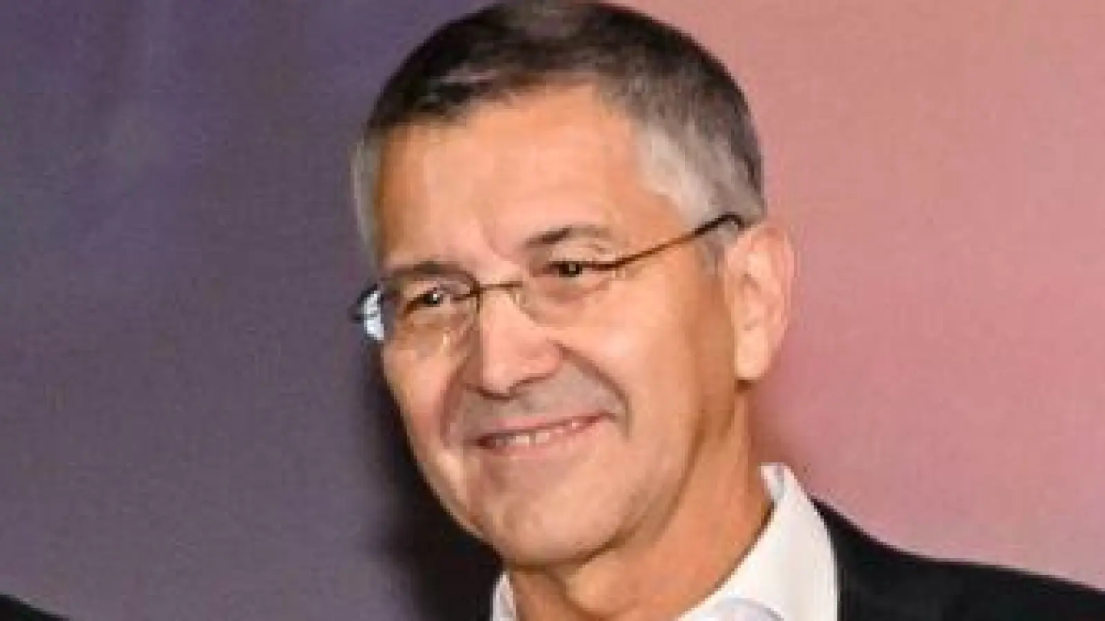 Präsident Herbert Hainer (2.v.l.) lobte die Arbeit von Trainer Vincent Kompany. (Foto: Harry Langer/dpa)