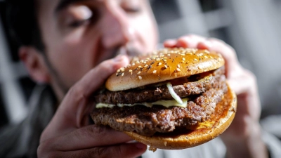 Wie klimafreundlich ist Dein Burger? Wer etwa Rindfleisch durch ein pflanzliches Patty ersetzt, kann die Klimabilanz deutlich verbessern. (Foto: Sina Schuldt/dpa/dpa-tmn)