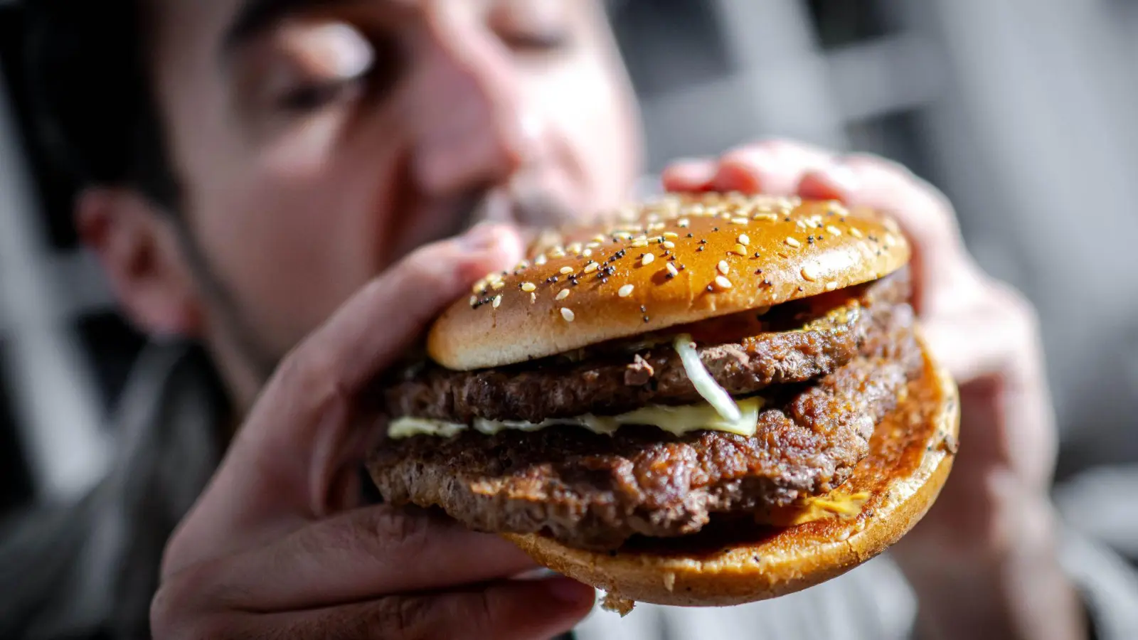 Wie klimafreundlich ist Dein Burger? Wer etwa Rindfleisch durch ein pflanzliches Patty ersetzt, kann die Klimabilanz deutlich verbessern. (Foto: Sina Schuldt/dpa/dpa-tmn)