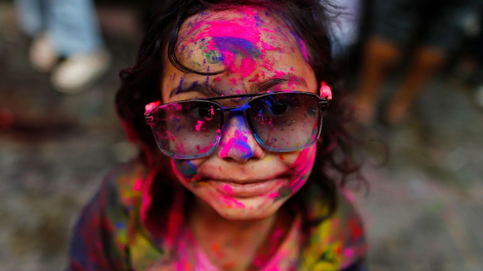 Frühlingsfest Holi in Nepal: Ein Mädchen mit gefärbtem Gesicht nimmt an den Feierlichkeiten teil. (Foto: Skanda Gautam/ZUMA Press Wire/dpa)