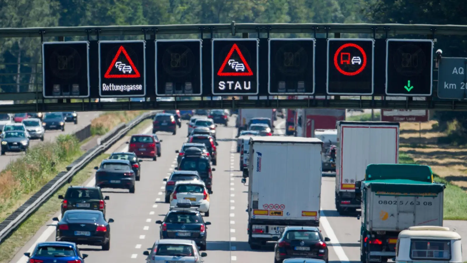Zu langen Staus kam es am Donnerstagabend auf der A6. (Symbolbild: Lino Mirgeler/dpa)