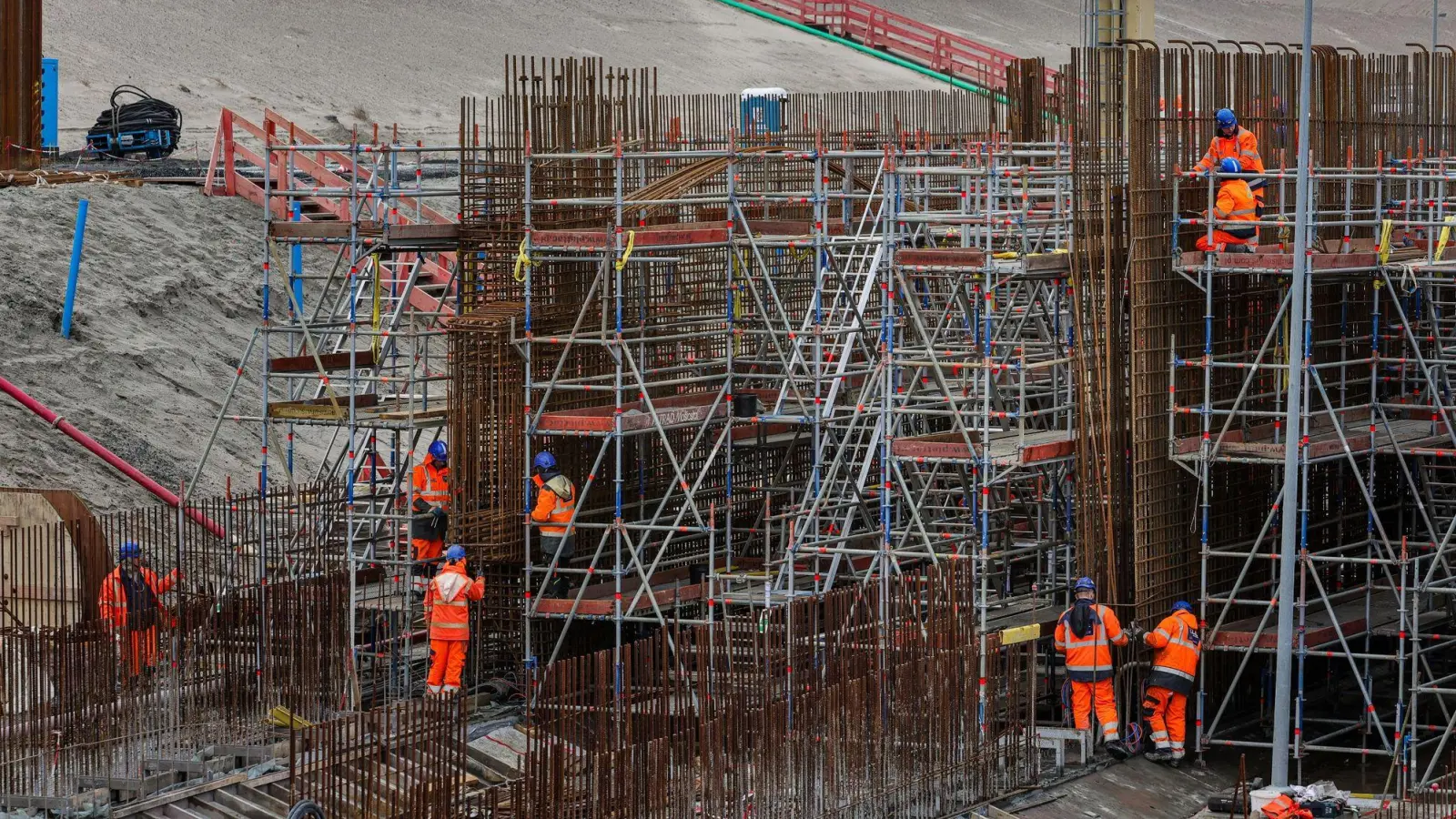 Blick auf die Bauarbeiten der Ostseetunnel-Baustelle in Puttgarden auf der Insel Fehm. (Foto: Ulrich Perrey/dpa)