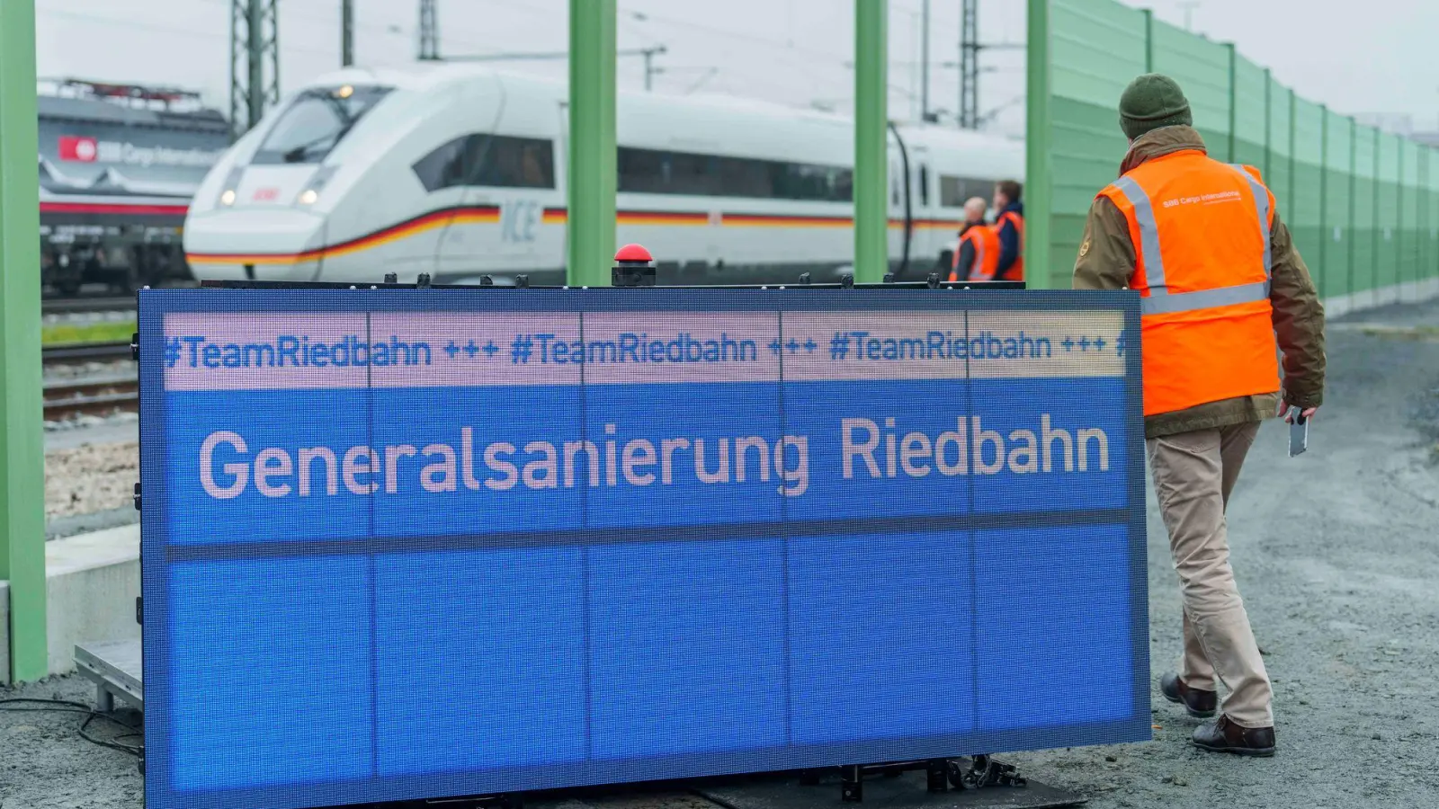 Riedbahn soll schon am Samstag wieder öffnen (Foto: Andreas Arnold/dpa)