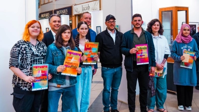 Die Preisträger des Jugendförderpreises für bildende Kunst der Stadt Ansbach haben ihre Auszeichnungen in Empfang genommen. Die Werke werden im Brücken-Center gezeigt. (Foto: Brücken-Center Ansbach / Selina Herzog)