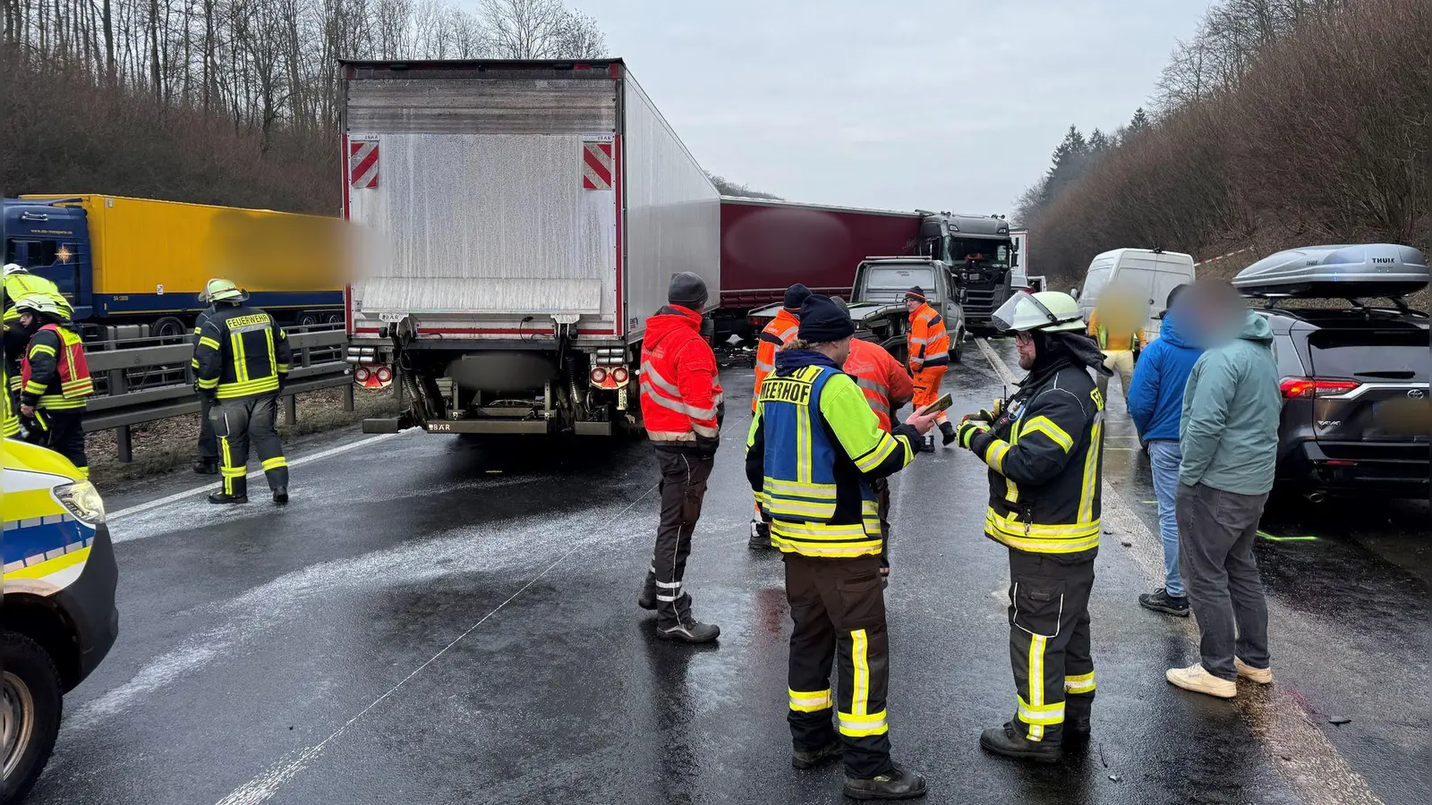 Glätte hat auf der A44 eine Unfallserie ausgelöst. (Foto: Christian Müller/dpa)