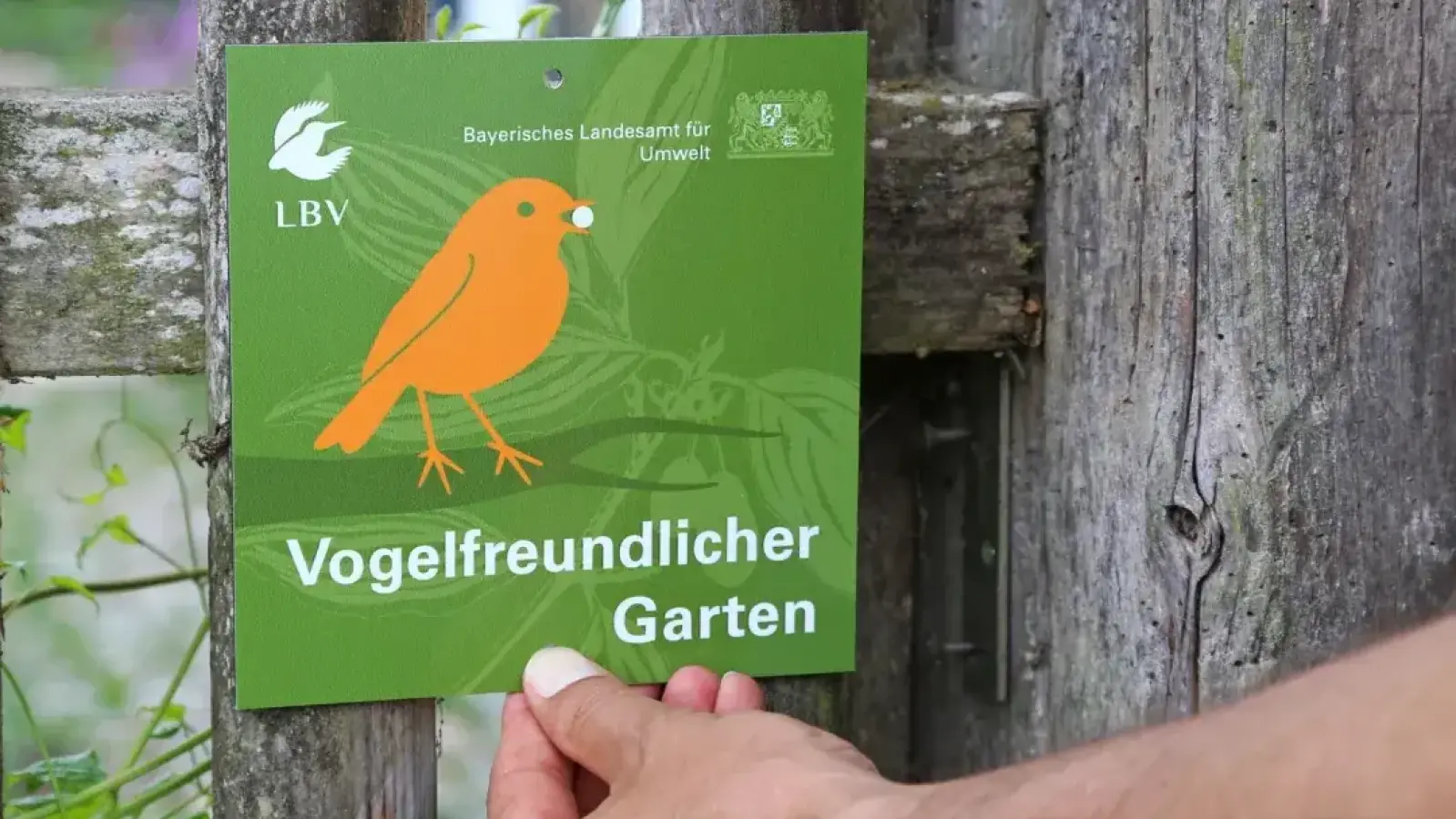 Könnte demnächst auch bei Ihnen hängen: die Plakette „Vogelfreundlicher Garten”. (Foto: Carola Bria/LBV)