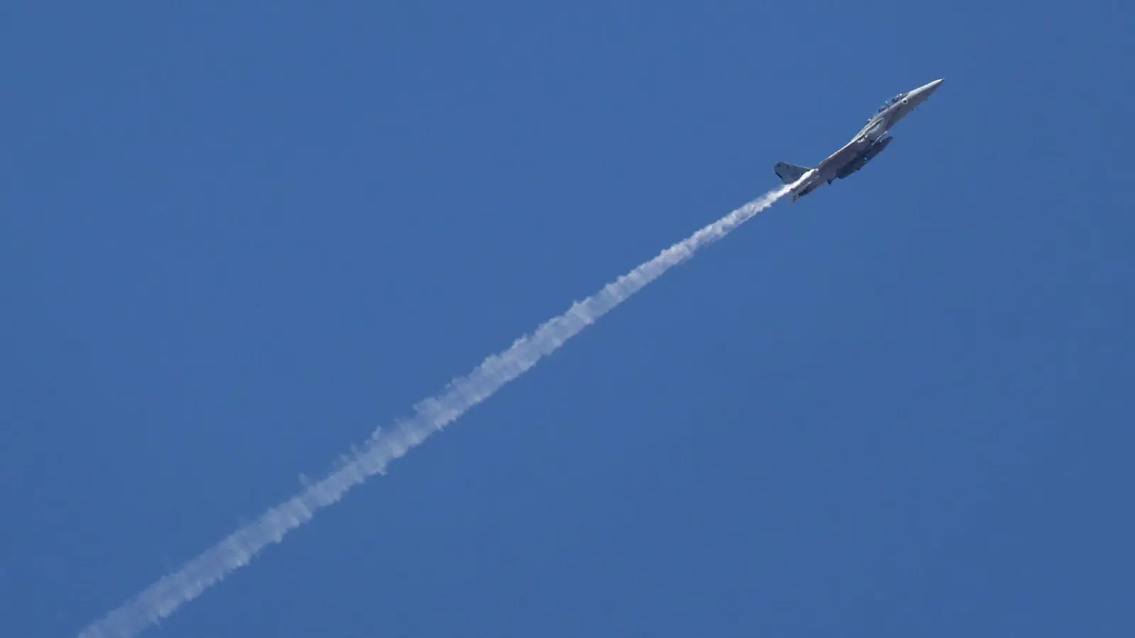 Die israelische Armee hat nach eigenen Angaben bei Luftangriffen im Libanon trotz der Waffenruhe Dutzende Ziele bombardiert. (Foto: Gil Cohen Magen/XinHua/dpa)