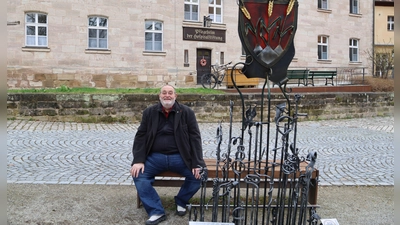 Hans-Peter Mattausch vor dem Städtischen Pflegeheim im Dinkelsbühler Spitalhof. Mit seinem jahrzehntelangen Engagement hat er in der Stadt Spuren hinterlassen. (Foto: Martina Haas)